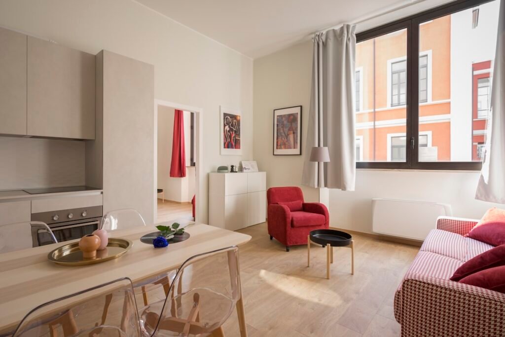 Interior de piso de alquiler con problemas de humedad y goteras desde el techo en Barcelona